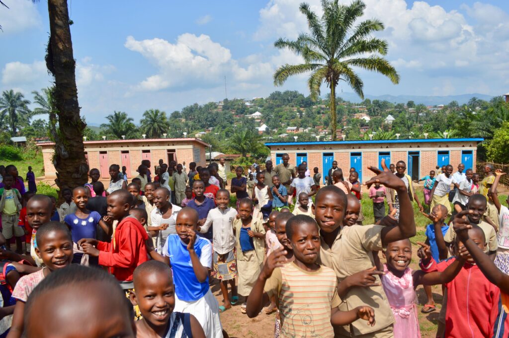 latrine-schoollatrine-burundi-kinderen-sanitatie-schoon-water