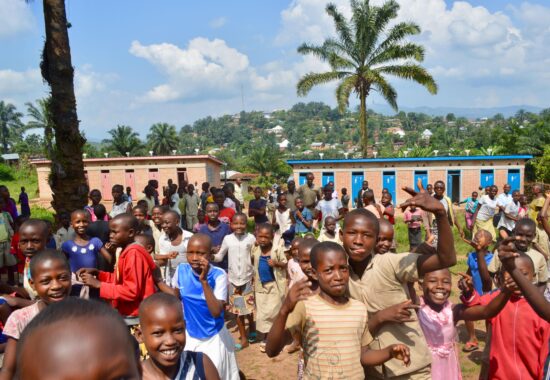 latrine-schoollatrine-burundi-kinderen-sanitatie-schoon-water