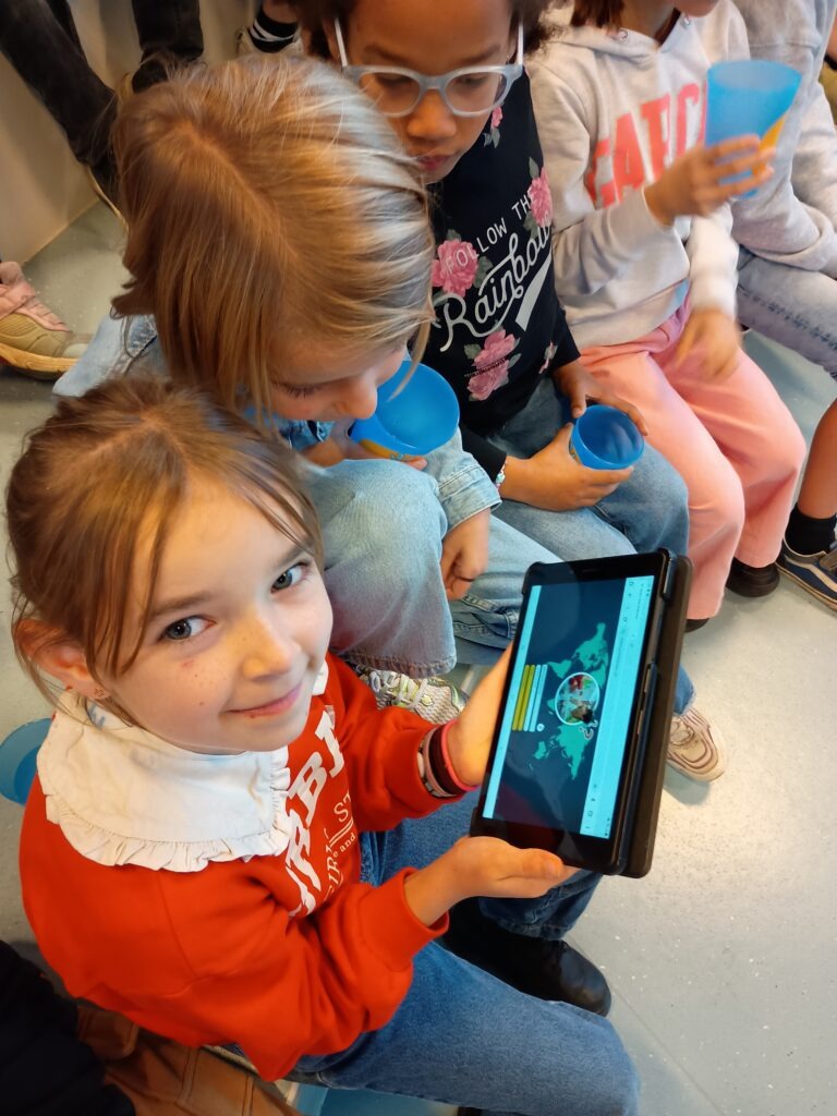 Leerlingen spelen het spel op tablets
