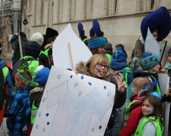 optocht van kinderen in de basischool met waterdruppels - tocht voor water