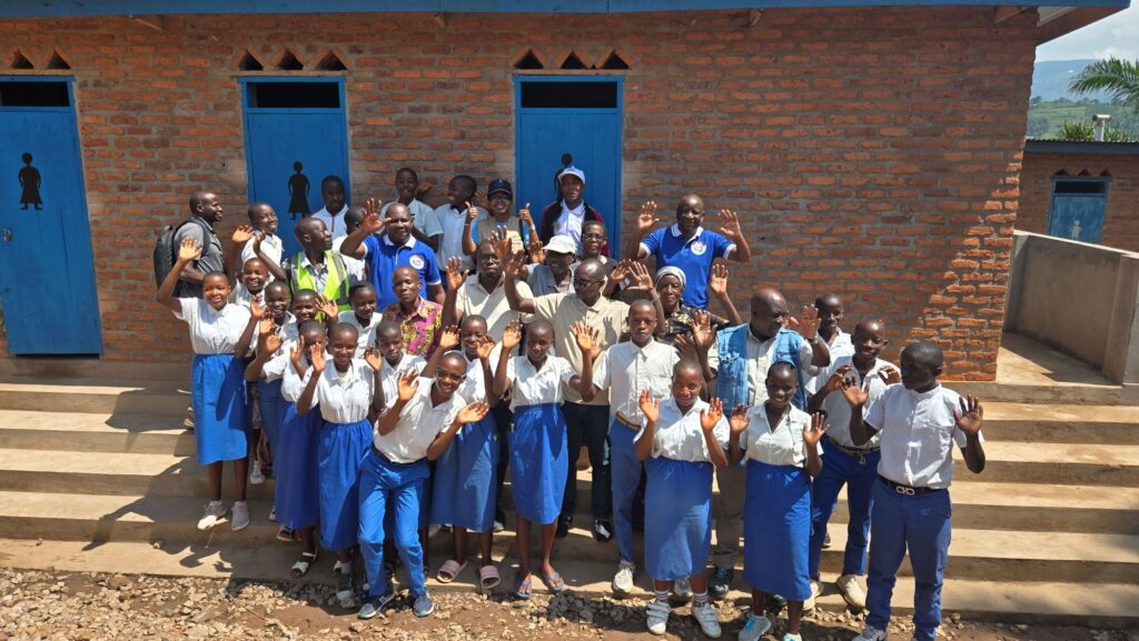 Burundi, leerlingen bij de schoollatrines