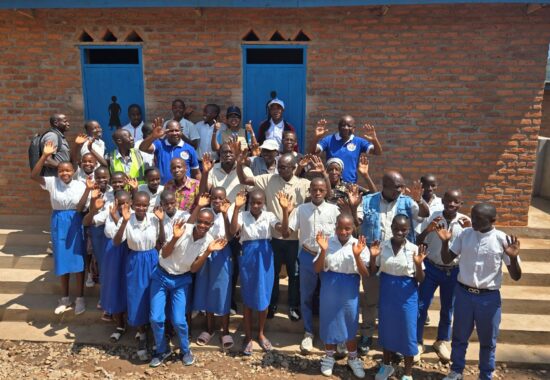 Burundi, leerlingen bij de schoollatrines